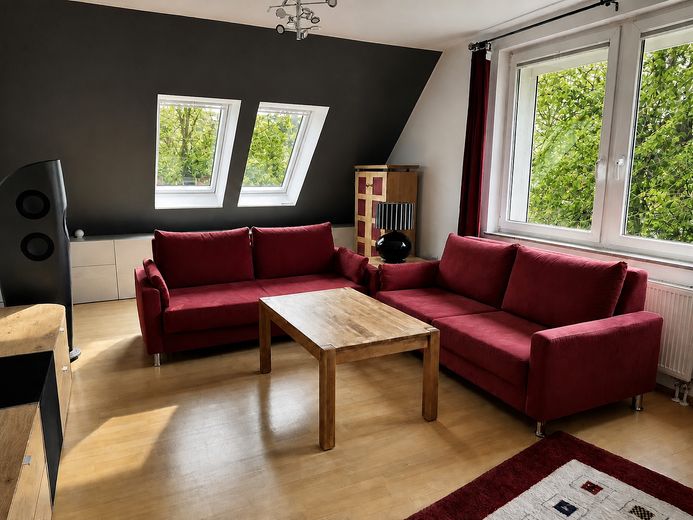 Bellissimo e accogliente appartamento mansardato con 3 locali, balcone e garage sotterraneo – Wohnzimmer