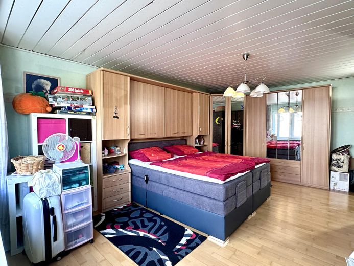 Örtülü teraslı, koi havuzlu bahçeli, garajlı ve park yeri bulunan güzel 5 odalı mutfaklı banyo/WC’li daire – aidat yok – Eltern-Schlafzimmer