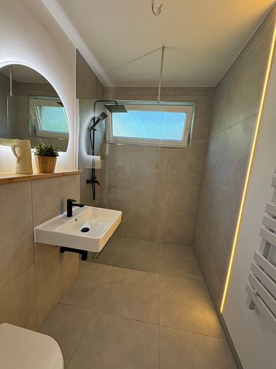 Appartement lumineux de 3 pièces – entièrement rénové & avec balcon – Badezimmer