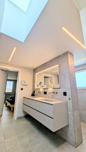 Kernsanierte Unternehmervilla mit einzigartigem Weitblick und luxuriöser Ausstattung – Elternbad