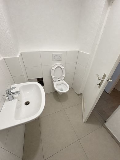 Renovierte und attraktive 4-Zimmerwohnung in top Lage! U.S. Army personnel are welcome! – neues Gäste-WC Ansicht 1