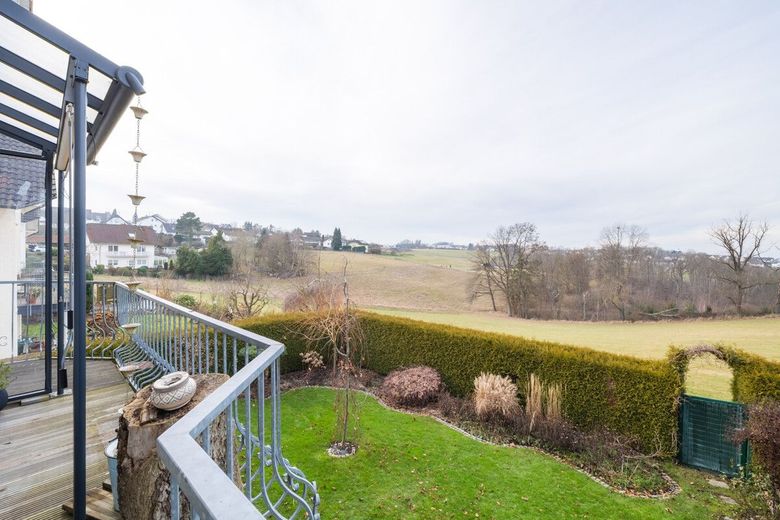 Einfamilienhaus mit Einliegerwohnung, Doppelgarage und Garten. Willkommen in Horhausen! – Weitblick vom Balkon