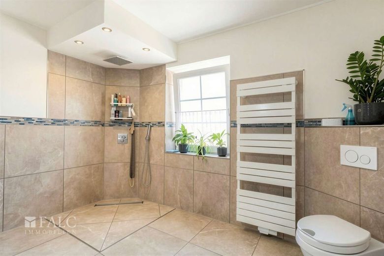 Provisionsfrei: modernisiertes Einfamilienhaus mit Pool und Sauna – Badezimmer EG