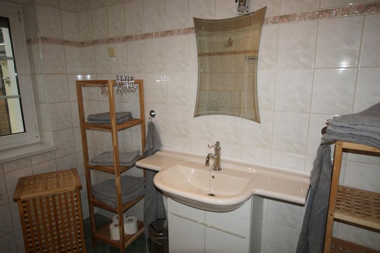hochwertig saniertes Reihenhaus mit EBK, Wintergarten, provisionsfrei – Duschbad EG