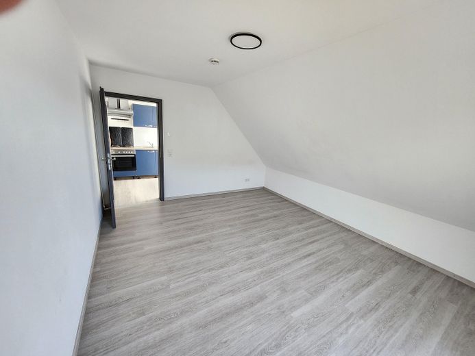 Sofort bezugsfrei! Moderne Dachgeschosswohnung mit Glasfaser, Balkon – inklusive Küchenzeile. – Wohnen- Essen 2
