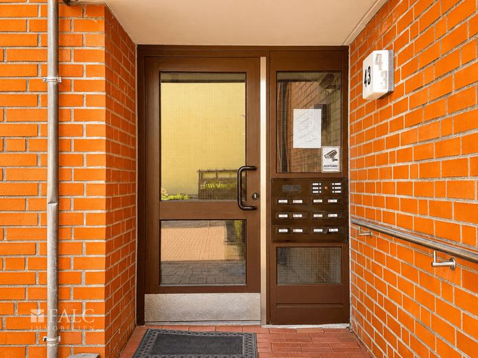 Gepflegte 2-Zimmer-ETW mit Balkon, Stellplatz und EBK - ideal für Eigennutzer und Kapitalanleger – Eingangsbereich zur Wohnung mit 6 Parteien