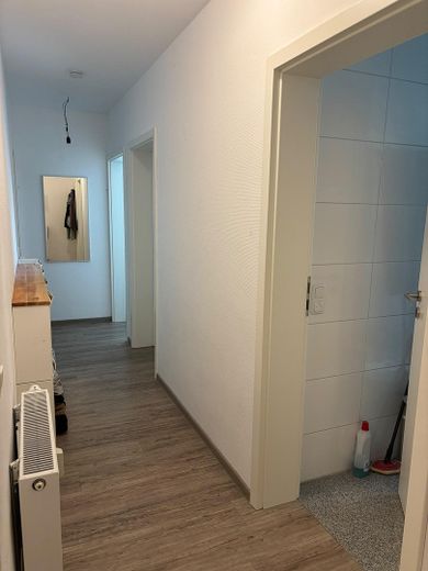 moderne 3 Zimmer-Wohnung mit Balkon in Kaufungen – Flur
