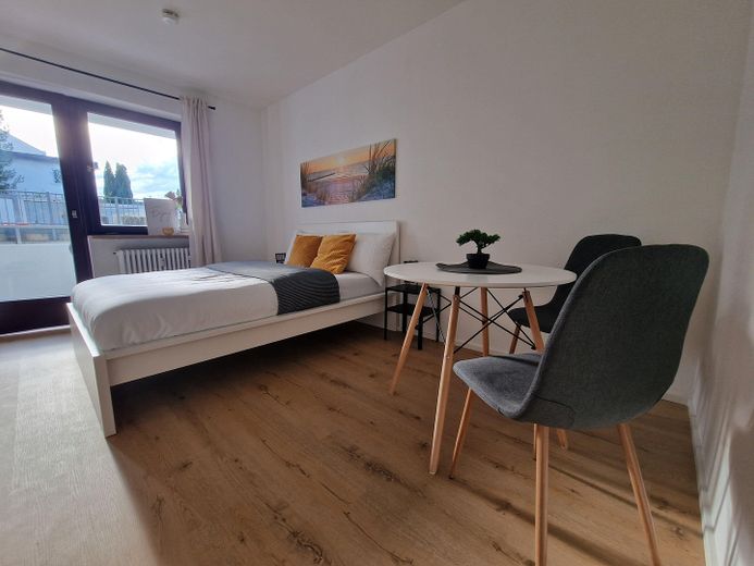 NEU renvoierte 1 Zi-Whg mit Balkon voll möbliert in Passau zentral – Schlaf- und Wohnbereich