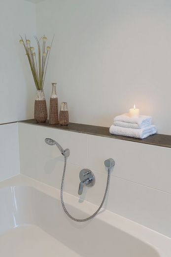 4-Zimmer-Wohnung mit Balkon und Fußbodenheizung in Augsburg – Badewanne im Tageslichtbad