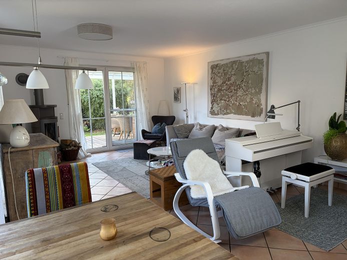 Ruhige 3/4-Zi-Gartenmaisonette (85qm Wfl+60qm Nfl+150 Garten), Privateingang, TOPLAGE Waldtrudering – Wohnzimmer real mit Ofen