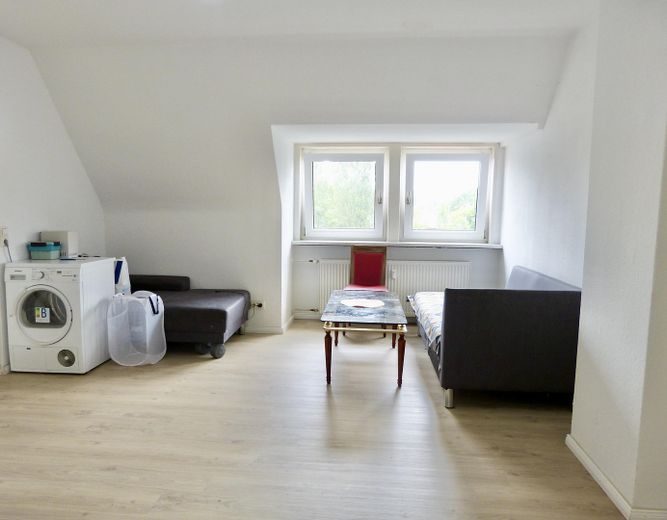 Helle Dachgeschosswohnung mit Einbauküche – perfekt für Paare, Singles oder WG – Wohn- und Essbereich