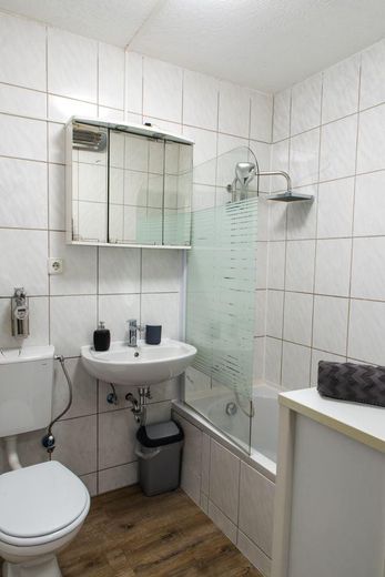 Möblierte 1-Zi Wohnung mit neuer EBK und Balkon in Sindelfingen – Bad mit alles was man braucht 