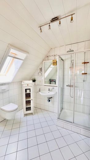 Provisionsfreie Maisonette-Wohnung mit Wohlfühlcharakter in Schwegenheim bei Speyer – Duschbad im DG