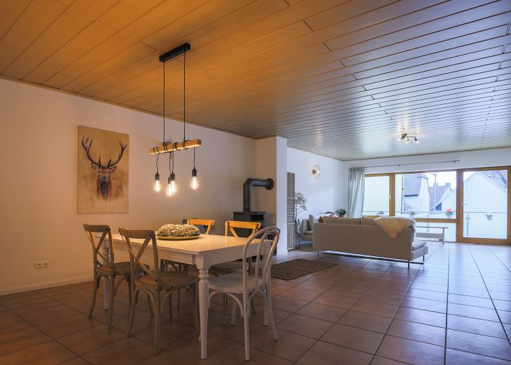 Casa unifamiliare ristrutturata con 2 garage enormi e innumerevoli possibilità di sviluppo – Foto 17