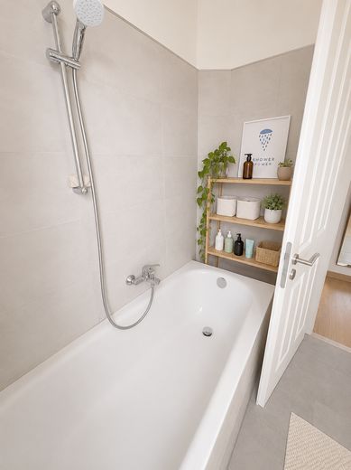 Sonnige 3-Zimmer-Wohnung im sanierten Altbau – Wannenbad