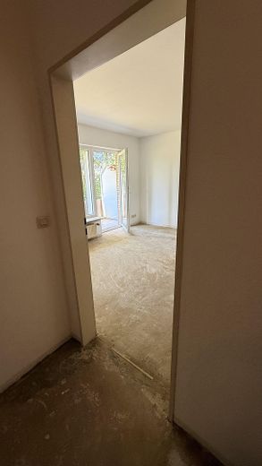 Schöne helle 1,5 Zimmer Wohnung mit großem Balkon - sofort wohlfühlen – Wohnzimmer - Blick vom Flur