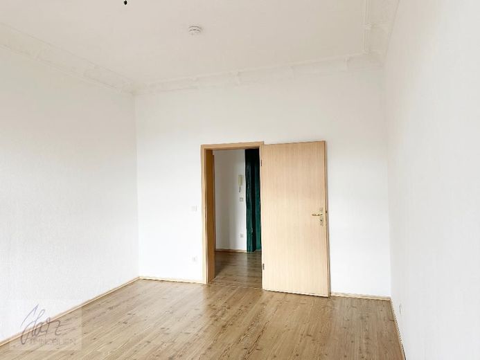 ***EXKLUSIVE 2-RAUM-ALTBAUWOHNUNG MIT STUCKDECKEN &amp; " BALKONEN *** Wohnen im Herzen von Alt-Riesa – Schlafzimmer mit Stuckdecke und Blick Richtung Flurbereich