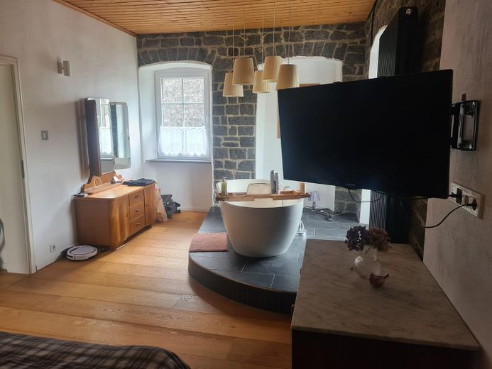 Schlafzimmer mit Badewanne