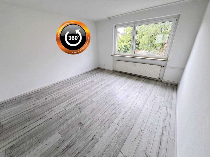 5-Zi RaumRiese mit XXL-Balkon + Close2 Japanese School – Wohnzimmer Zi2