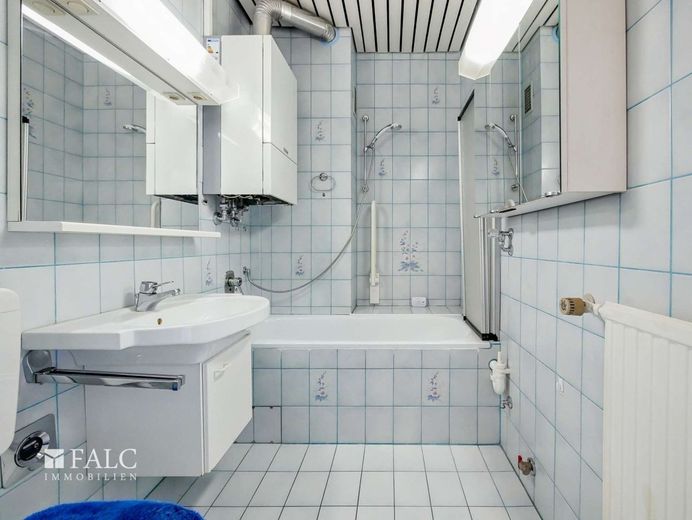 Vahrenwald- piso de 3 habitaciones con balcón en el 3er piso con bonita vista (sin ascensor) – Bad aktuell