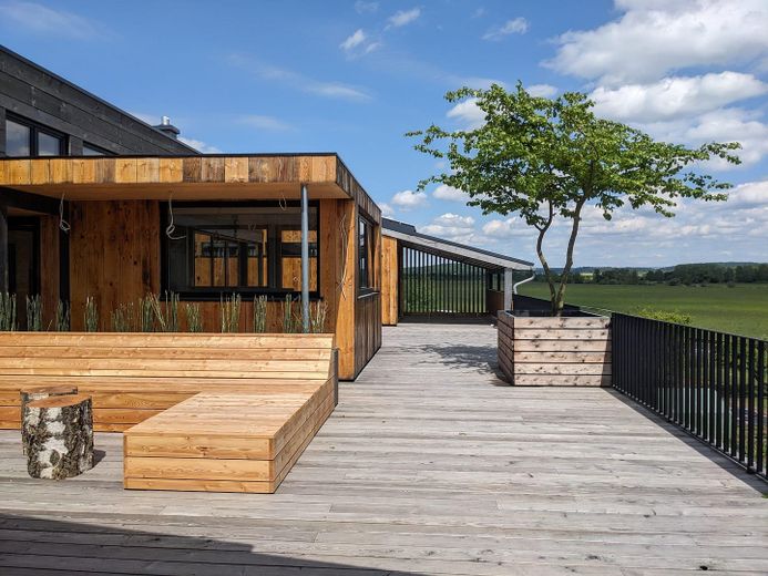Traumhaftes Loftstudio mit grandiosem Blick in die Horlofftal-Auen.  Neubau Erstbezug. Möbliert. – Dachterrasse mit Lounge 