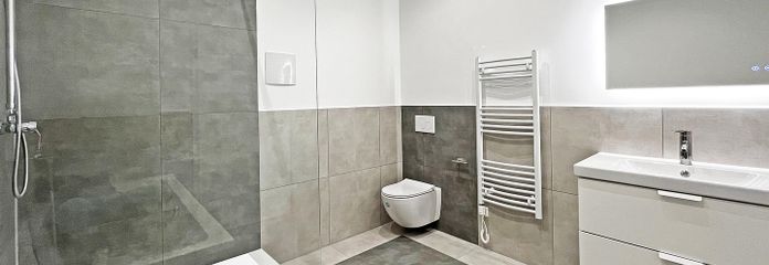Hochwertiges Wellness-Bad - Komplett Saniert - Zentrale Lage in Ilsfeld - Inkl. EBK & Stellplatz – Hochwertiges Wellness-Bad mit 