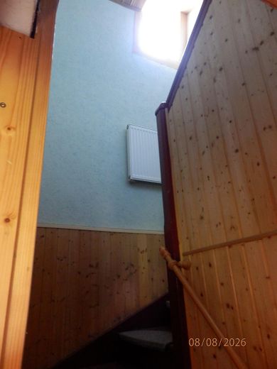 modernisierte Doppelhaushelfte mit zwei Wohnungen auf 403,50 qm Grundstück mit Garage – Treppenhaus zum Obergeschoß