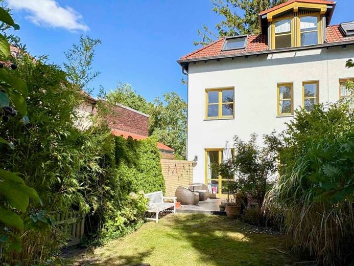 Plenty of space for the whole family: Modern end-of-terrace house in a sought-after location in Berlin-Heiligensee – Photo 1