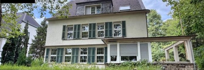 El encanto de un edificio antiguo se une a la calidad de vida: vivienda de 4 habitaciones alquilada con balcón