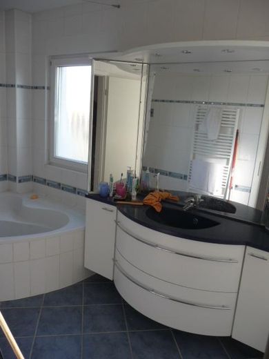 Zweifamilienrheieneckhaus mit 2 Eingängen in Köln Heimersdorf – Bad Haus