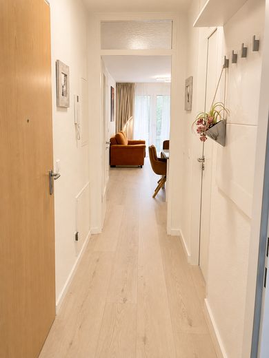 Alexanderplatz: 3 Zimmer, EG, eigner Garten, TG, Möbliert, Doorman – Flur