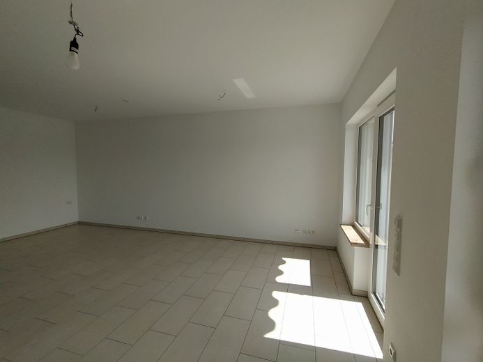 Wohnen wo andere Urlaub machen - Attraktive 1-Zimmer-Wohnung mit Balkon und EBK in Muhr am See – Bereich Wohnen-Schlafen