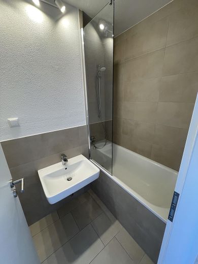 Großes Bad mit Fußbodenhzg. 