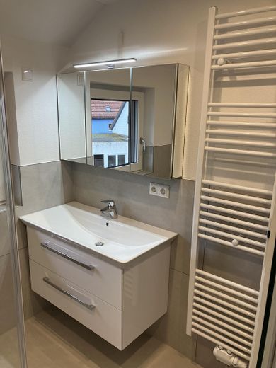 Zweitbezug nach Kernsanierung. Moderne & zentral gelegene 6-Zimmer Wohnung mit EBK – Neues Bad