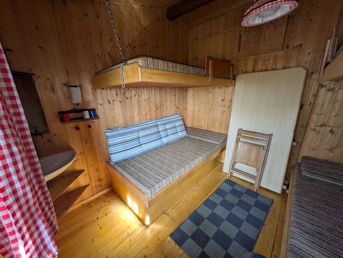 Herrlicher Ausblick in Dörfleins - Freizeitgrundstück mit massiver Blockhütte – Praktisch aufgeteilt: Schlafraum mit Platz für bis zu vier Personen