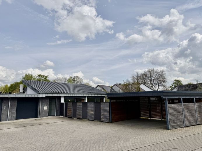 Architekten-Einfamilienhaus der Extraklasse - Wohnen auf gehobenem Niveau – Einfahrt Süd-Westansicht