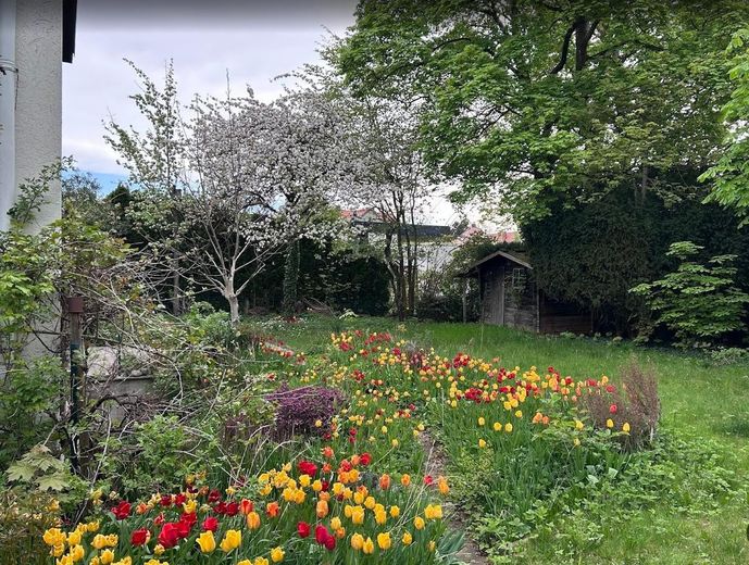 Krailling'de güzel, komisyonsuz yarı müstakil ev – Blick in den Garten