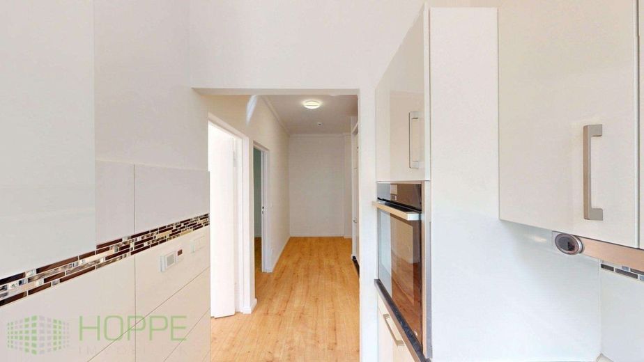 Mitte - Sofortbezug: Wohnung mit riesiger Sonnenterrasse in Gesundbrunnen (KEINE Käuferprovision) – Küche und Flur