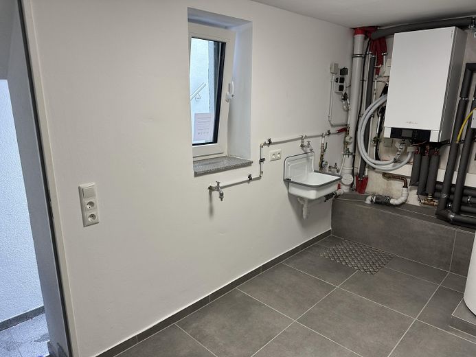 Premium 3-Zimmer-Maisonette-Wohnung mit offener Wohn-Ess-Küche, Dachterrasse & Fußbodenheizung – Waschküche