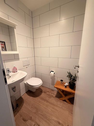 Modern & energieeffizient: 4 Zimmer mit großem Balkon und Blick ins Grüne – Foto 10