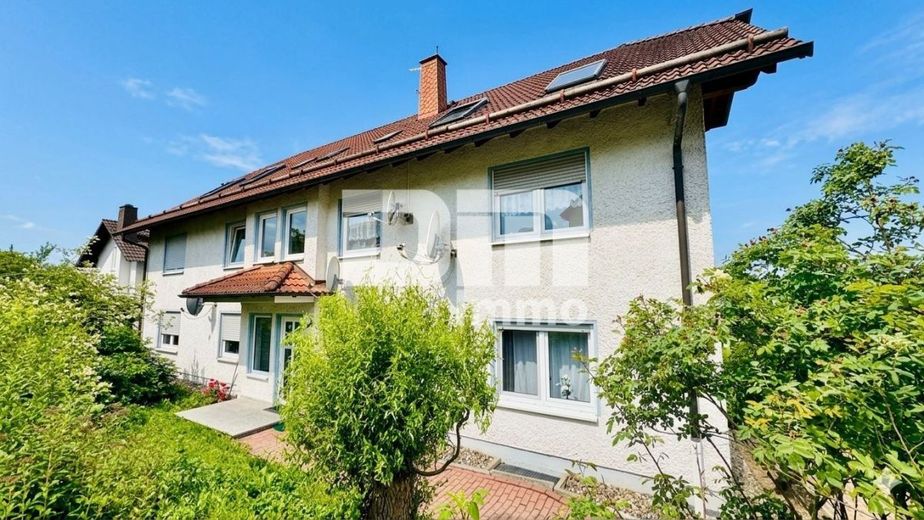 Hochwertig sanierte, ebenerdige Dreizimmerwohnung im EG mit Loggia + PKW-Stellplatz – Rückansicht Haupteingang