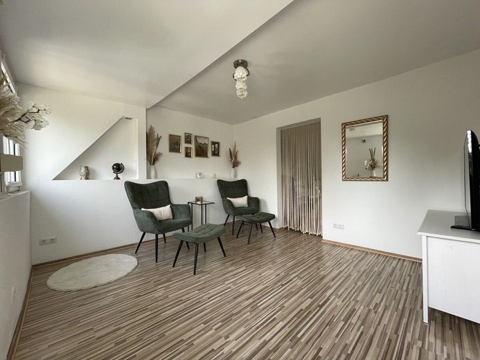 Charmantes Reihenmittelhaus mit Wintergarten, Terrasse &amp; moderner Technik in Mannheim-Herzogenried – Wohnzimmer_DG