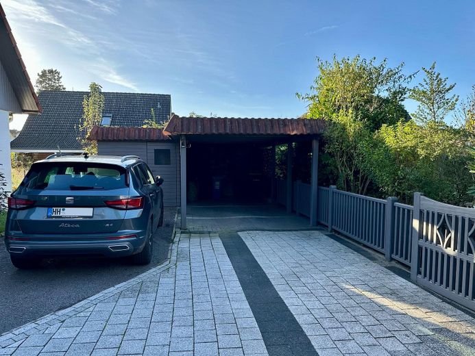 ZONDER COURTAGE: Moderne eengezinswoning met terras op het zuiden, carport en centrale, rustige ligging – Carport und Stellplätze