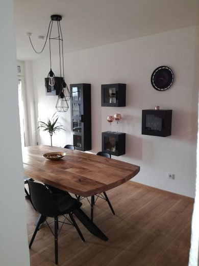 Spacieux appartement de 4 pièces avec 2 salles de bains, balcon et garage, offrant une vue incroyable – Esszimmer