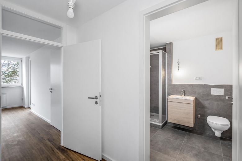 Kernsanierte 2-Zimmer-Wohnung mit Balkon | ideal für Eigennutzer und Kapitalanleger – Blick vom Flur