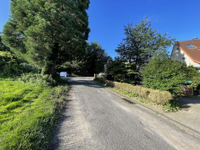 Exklusives, großes und dennoch zentrales Grundstück (für EFH, Doppelhaus oder MFH) (provisionsfrei) – Blick Straße hoch, Nachbarn