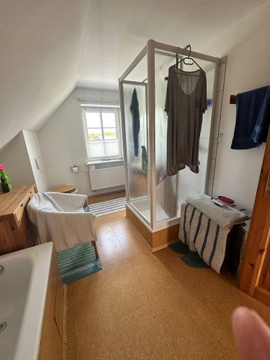 Ruhiges, sonniges & energieeffizientes Einfamilienhaus direkt „hinter’m Deich“ nahe Büsum – Bad mit Wanne u. Dusche