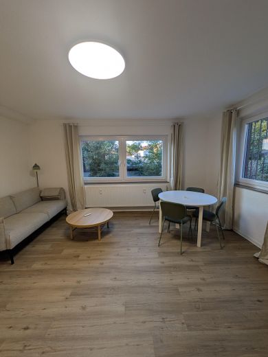2-Zimmer-Terrassenwohnung – möbliert & sofort bezugsfertig – Wohn-/Esszimmer