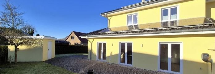 Südseite mit Gartenhaus