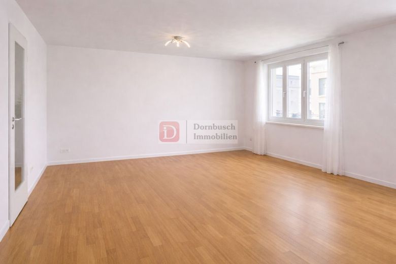 Top!! Vermietete 3-Zimmer-Wohnung mit 2 Westbalkonen &amp; TG Stellplatz – Wohnzimmer - Staging